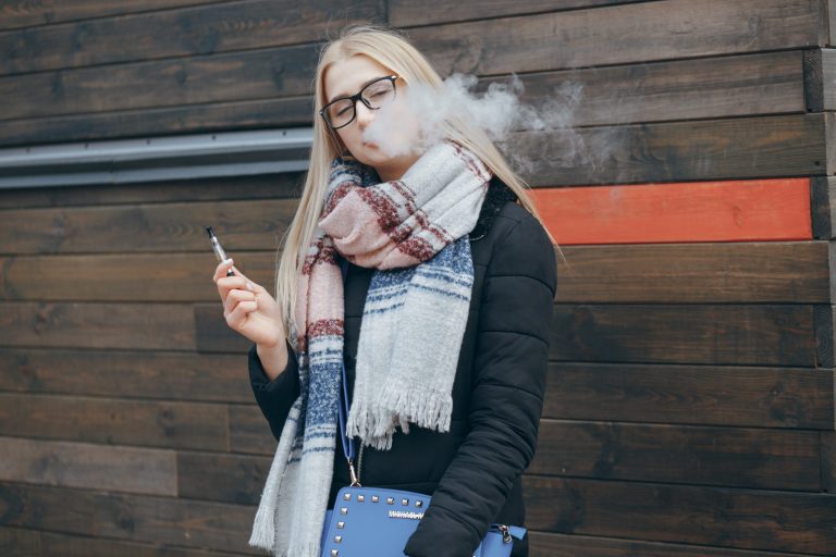 Žena kouří elektrickou cigaretu