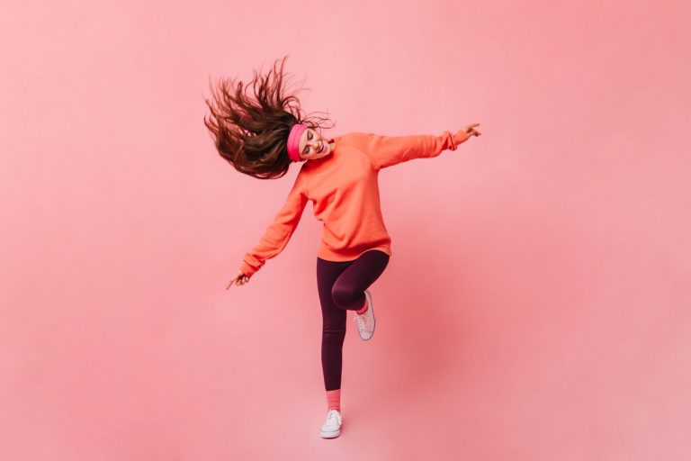 Mladá dívka ve sportovním cvičí, vrací se k pohybu
