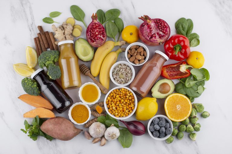 Vitamín D3 a K2: proč je brát společně a kdo je opravdu potřebuje Potraviny bohaté na vitamíny D3 a K2 – ovoce, zelenina, ořechy a doplňky stravy