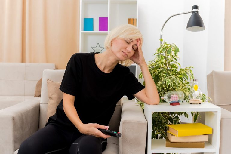 Syndrom vyhoření příznaky: jak ho rozeznat včas a co pomáhá dřív než doktor Unavená žena sedí na křesle s hlavou opřenou o ruku — příznak syndromu vyhoření