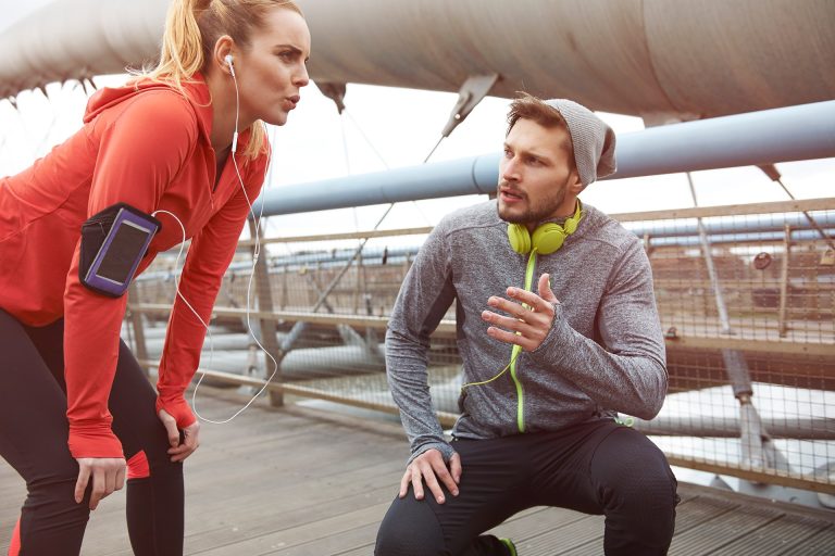 Trénink vytrvalosti – dvojice sportovců diskutuje o VO2 max a kondici