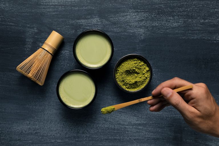 Matcha tea — praskek a samburi v miskach