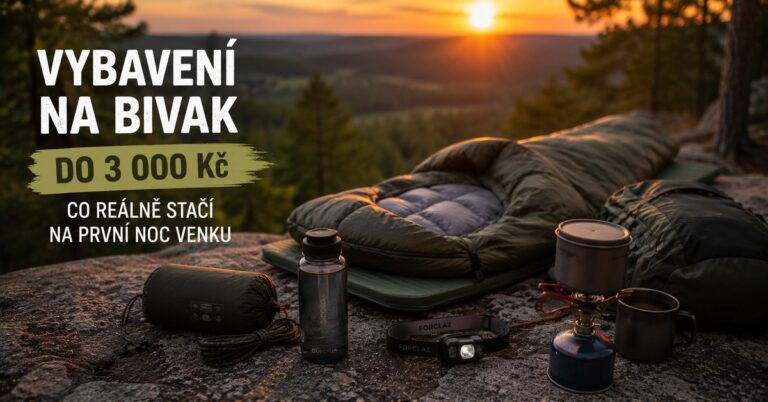 Vybavení na bivak — spacák, karimatka, čelovka, vařič a lahev na skále při západu slunce